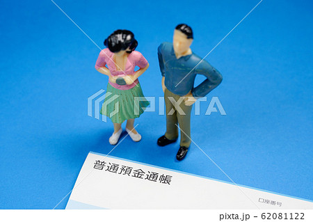 普通預金通帳と男女 普通預金通帳と男女 62081122