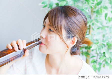 家飲みイメージ 人物 大人 女性 お酒 ドリンク リラックス ライフスタイル 自宅 休み 気分転換 家飲みイメージ 人物 大人 女性 お酒 ドリンク リラックス ライフスタイル 自宅 休み 気分転換 62081579