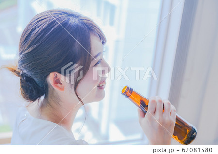 家飲みイメージ 人物 大人 女性 お酒 ドリンク リラックス ライフスタイル 自宅 休み 気分転換 家飲みイメージ 人物 大人 女性 お酒 ドリンク リラックス ライフスタイル 自宅 休み 気分転換 62081580