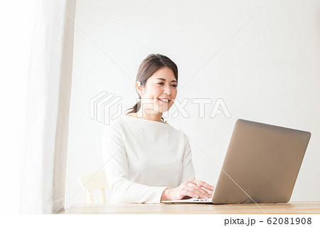パソコンを打つ女性 62081908