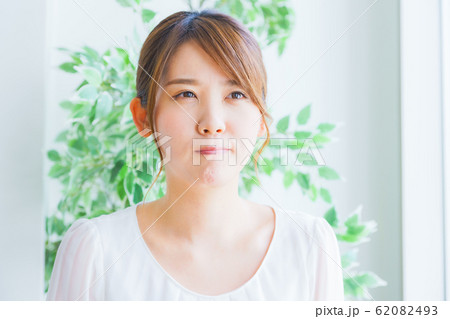 怒る 喧嘩 頭痛 美しい 女性 恋人 妻 配偶者 嫁 新居 同棲 休日 休暇 リビング 若い 美人 怒る 喧嘩 頭痛 美しい 女性 恋人 妻 配偶者 嫁 新居 同棲 休日 休暇 リビング 若い 美人 62082493