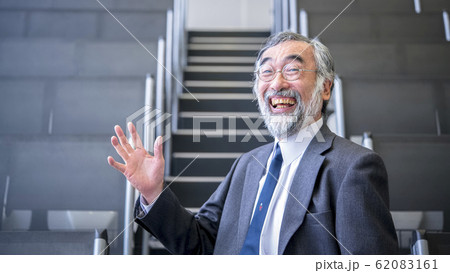 笑顔の講師 62083161