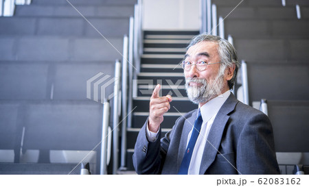 指差しをする笑顔の講師 指差しをする笑顔の講師 62083162