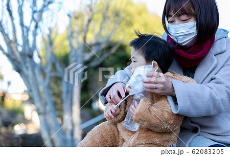 マスクをした親子　風邪予防 62083205