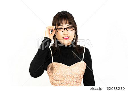 眼鏡をかけた女性 眼鏡をかけた女性 62083230