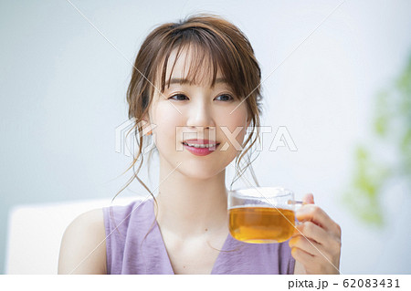 女性　マグカップ　飲み物　ティータイム 62083431