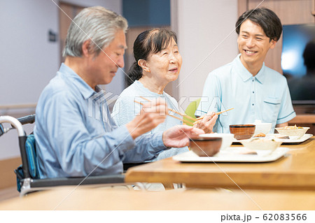 介護士、ケアホーム、食堂、配膳 62083566