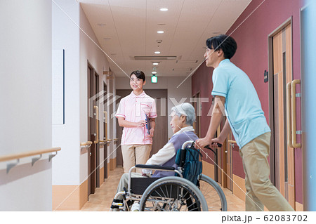 シニア、ケアホーム、介護士、車いす 62083702