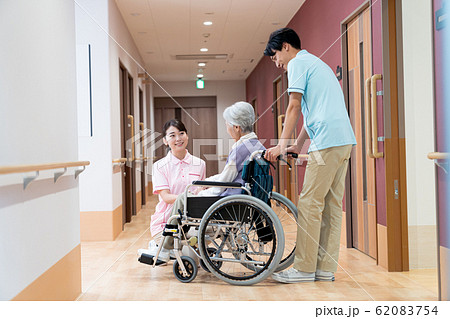 シニア、ケアホーム、介護士、車いす、相談 62083754
