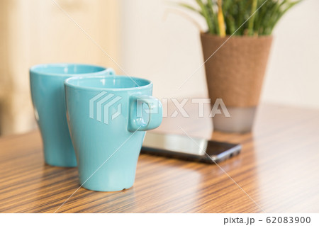 リビングでコーヒーを飲む リビングでコーヒーを飲む 62083900