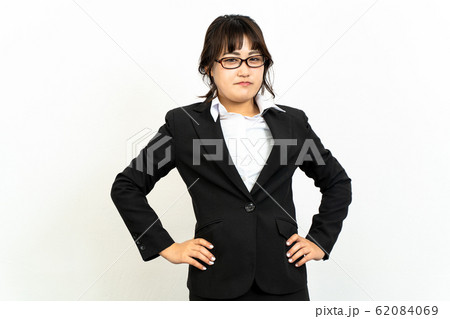 めがねをかけた女性 62084069