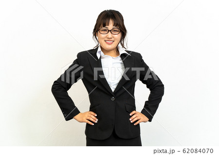 めがねをかけた女性 めがねをかけた女性 62084070