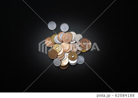 小銭　お金　黒背景 62084188