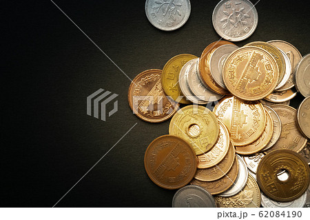 小銭　お金　黒背景 62084190