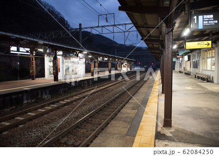 山形県あつみ温泉駅　夕方過ぎの誰もいないプラットホーム 62084250