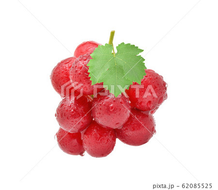 Red grapes with drop of water isolated on white 62085525