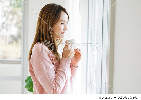 コーヒーを飲む女性 62085598