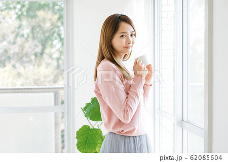 コーヒーを飲む女性 コーヒーを飲む女性 62085604