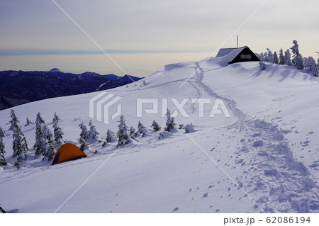 会津駒ヶ岳の駒ノ小屋とテント 62086194