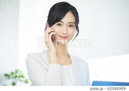 ビジネス 仕事 女性 スマホ スマートフォン ビジネス 仕事 女性 スマホ スマートフォン 62086909