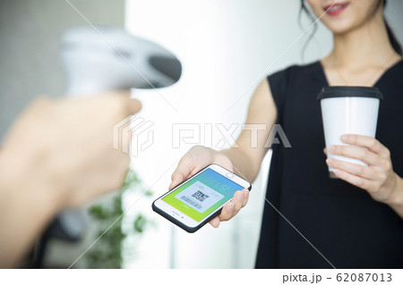 女性 カフェ スマホ QR決済 キャッシュレス決済(アプリ画面はピクスタのために作成したダミーです) 女性 カフェ スマホ QR決済 キャッシュレス決済(アプリ画面はピクスタのために作成したダミーです) 62087013