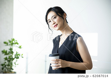 女性　眼鏡　コーヒー 62087014