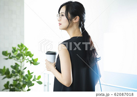 女性　眼鏡　コーヒー 62087018