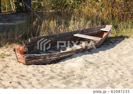 Old broken boat 62087235