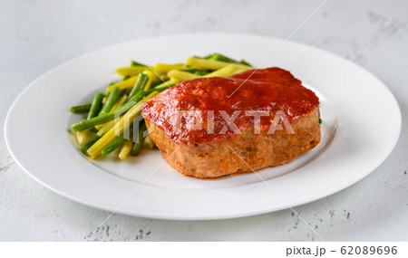 Meatloaf with green beans 62089696