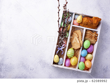 Box with Easter cookies and eggs Box with Easter cookies and eggs 62089992