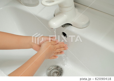 感染症予防の為に帰宅後すぐに流水で手洗いをする子供の手 感染症予防の為に帰宅後すぐに流水で手洗いをする子供の手 62090418