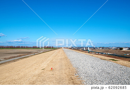 　荒川　大久保浄水場付近土手から上流方面　埼玉県さいたま市 62092685
