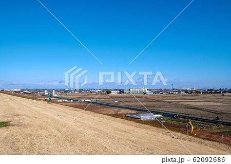　荒川　大久保浄水場付近土手から上流方面　埼玉県さいたま市 62092686