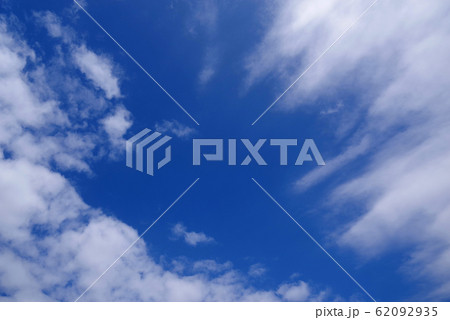 雲が演出する青空 背景素材 の写真素材