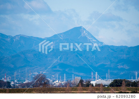 　荒川　大久保浄水場付近土手から秩父連山　埼玉県さいたま市 62093280