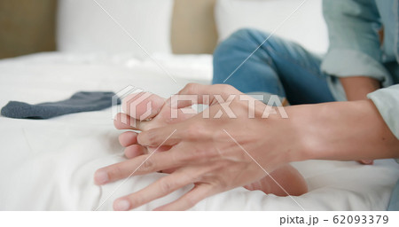 applying cream for athletes foot applying cream for athletes foot 62093379