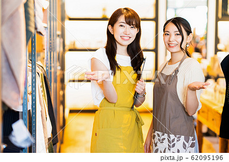 女性 店員 アルバイト 接客 アパレル かわいい カジュアルの写真素材