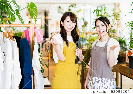 女性　店員　アルバイト　接客　アパレル　かわいい　カジュアル 62095204