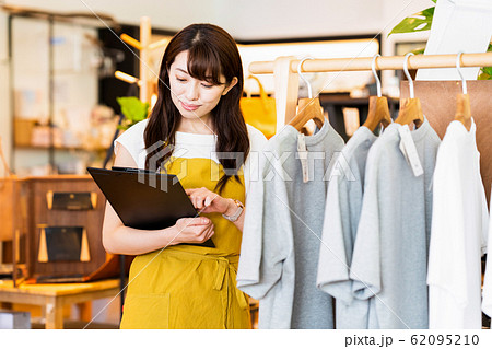 女性 店員 アルバイト 接客 アパレル かわいい カジュアルの写真素材