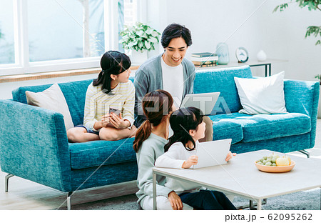 若い家族 62095262