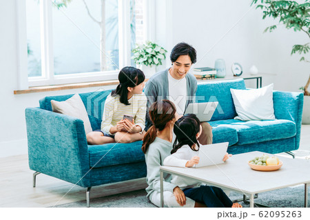 若い家族 62095263