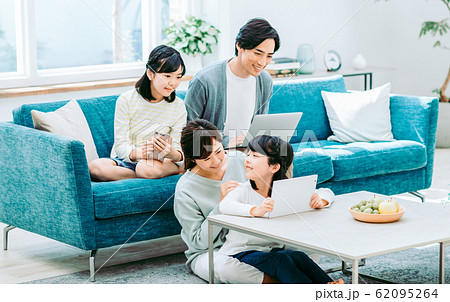 若い家族 62095264