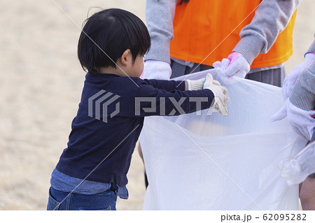 地域活動をする高校生と子供 62095282