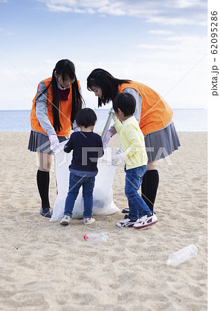 地域活動をする高校生と子供 地域活動をする高校生と子供 62095286