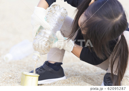 地域活動をする高校生と子供 62095287