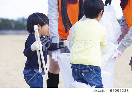 地域活動をする高校生と子供 地域活動をする高校生と子供 62095288