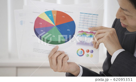 カスタマーサポートの電話を受けるオペレーター カスタマーサポートの電話を受けるオペレーター 62095351