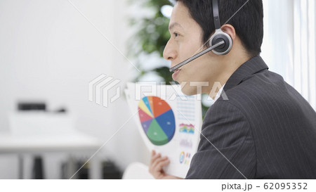 カスタマーサポートの電話を受けるオペレーター 62095352