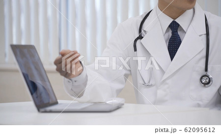 患者の診療をする医者	 62095612