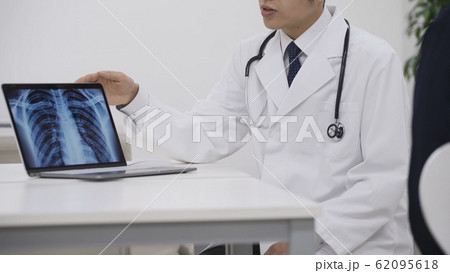 患者の診療をする医者	 62095618